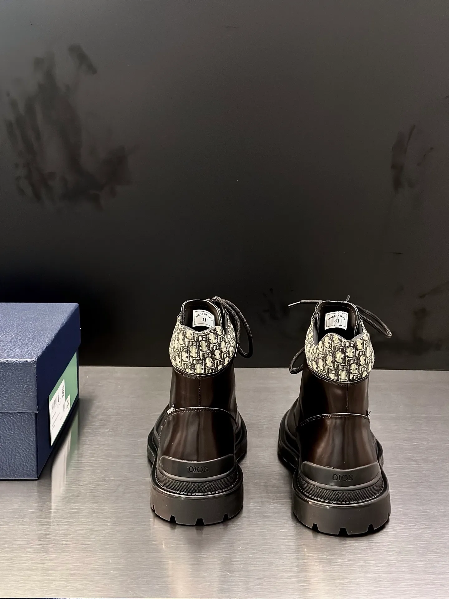Men's shoes 💰960 Dior Dior high-top sneakers, top-quality goods produced in Dongguan, show version, leading counter trial style, Nappa cowhide material, light and breathable, soft and comfortable, easier to put on and take off, calfskin leather edging, distinctive sports style, genuine leather tongue Dior letter badge, showing the brand style, lightweight embossed pattern rubber sole, light and genuine leather feet, with original packaging Size: 39-40-41-42-43-44 (45, 46 customized) leather shoe size